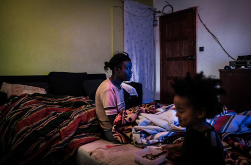 Higina Coxi e o seu filho James no interior da sua casa, no Bairro da Jamaica, Seixal, 23 de janeiro de 2019. Foto de Mário Cruz/Lusa.