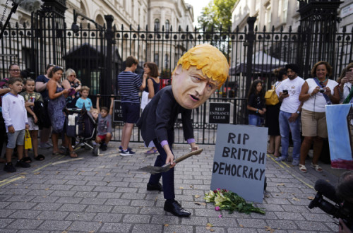 Caricatura de Boris Johson no protesto contra a suspensão do Parlamento britânico.