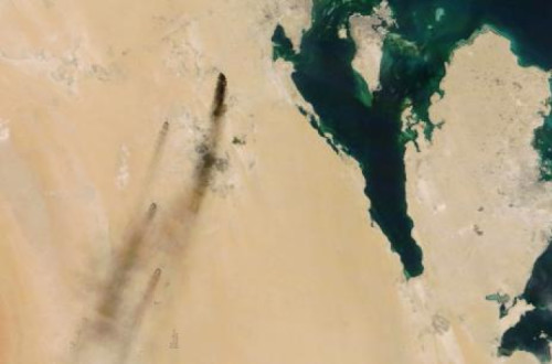 Refinarias da Arábia Saudita foram atacadas com drones em setembro de 2019, o ataque foi reivindicado por rebeldes Huthis do Iémen - Foto: NASA Worldview/EPA/Lusa