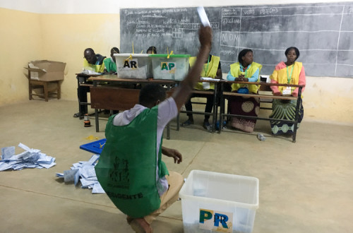 Contagem de votos em Moçambique. Outubro de 2019. Foto de André Catueira. Lusa.