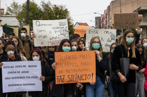 Estudantes de Alcanena manifestam-se contra o mau cheiro.