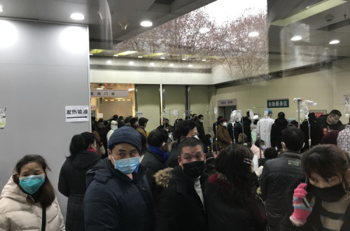Pacientes aguardam ser atendidos num hospital em Wuahn, China, janeiro de 2020.