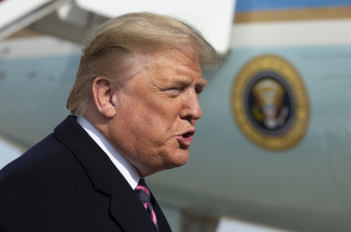 Donald Trump fala à imprensa sobre o perdão a vários criminosos de colarinho branco.