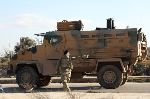 Coluna militar turca em Idlib na Síria. Fevereiro de 2020. Foto de LUSA/EPA/YAHYA NEMAH.