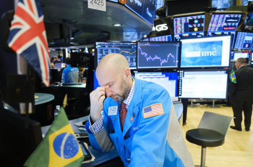 Corretor da Bolsa de Nova Iorque reage à descida das ações. Fevereiro de 2020.