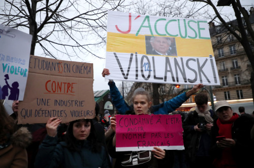 Protestos contra Polanski à porta da cerimónia de entrega dos César. Paris, 28 de fevereiro de 2020.