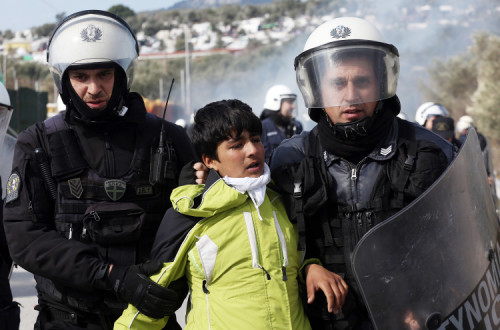 Polícia detém jovem migrante que se manifestava em Lesbos.