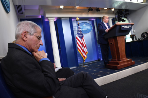 Anthony Fauci ouve Trump durante a conferência de imprensa sobre a evolução da pandemia, abril de 2020. Foto de KEVIN DIETSCH/EPA/LUSA.