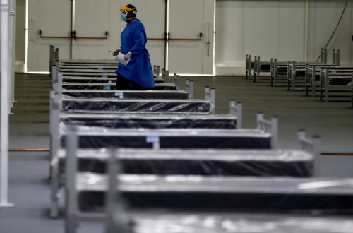 Camas de hospital improvisadas no Parque Bicentenario do Centro de Convenções de Quito, abril de 2020. Foto de Jose Jacome/EPA/LUSA.