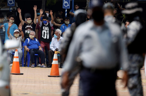 Manifestação de detidos em quarentena forçada em El Salvador. Foto de Rodrigo Sura/EPA/Lusa.