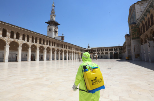Desinfeção de uma mesquita em Damasco. Foto de YOUSSEF BADAWI/EPA/Lusa.