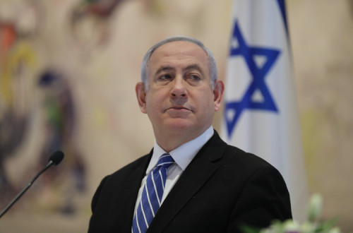 Netanyahu na primeira reunião do novo governo, no dia em que começará o seu julgamento. Foto de Abir Sultan/EPA/Lusa.