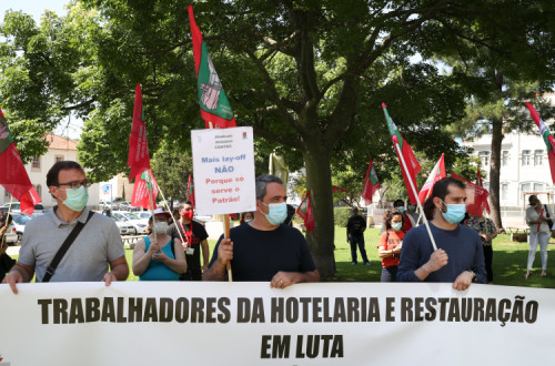Trabalhadores da hotelaria e turismo protestam em frente ao Ministério do Trabalho. Maio de 2020. Foto de Manuel de Almeida/Lusa.