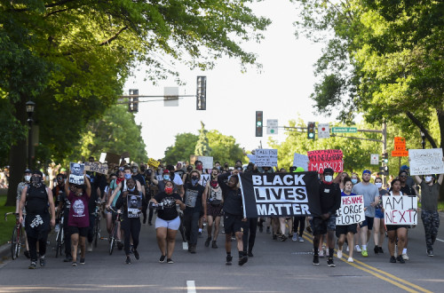 Manifestantes em Minneapolis. Foto de CRAIG LASSIG/EPA/Lusa.