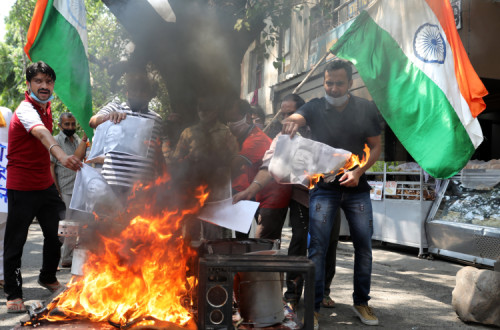 Manifestantes queimam símbolos chineses em Jammu. Foto de JAIPAL SINGH/EPA/Lusa.