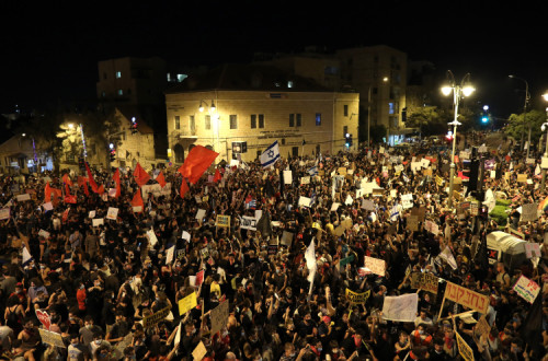 Manifestação contra Netanyahu, julho de 2020. Foto de ABIR SULTAN/EPA/Lusa.