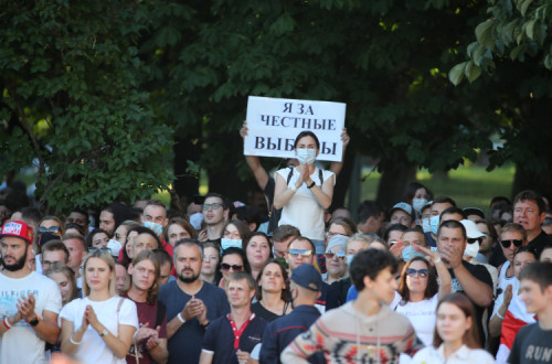 "Apoio eleições livres", um dos cartazes que surgiu no espetáculo marcado pelas autoridades em Minsk. Foto de TATYANA ZENKOVICH/EPA/Lusa.