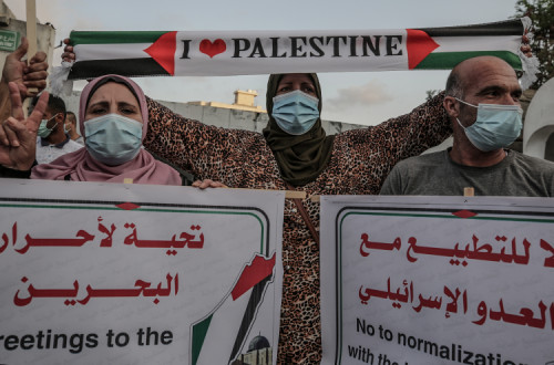 Palestinianos protestam contra a assinatura do Acordo de Abraão.