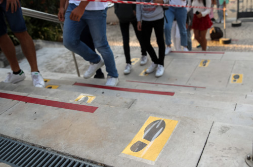 Alunos à entrada da Escola Secundária Infanta Dona Maria no início das aulas. Foto de Paulo Novais/Lusa.