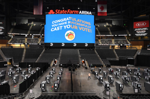 O State Farm Arena em Atlanta, iGeorgia, é um dos locais oficiais para a votação antecipada. Outubro de 2020. Foto de JOHN AMIS/EPA/Lusa.