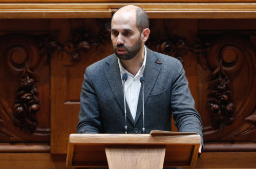 Pedro Filipe Soares no Plenário do Parlamento. Foto de António Cotrim/Lusa.
