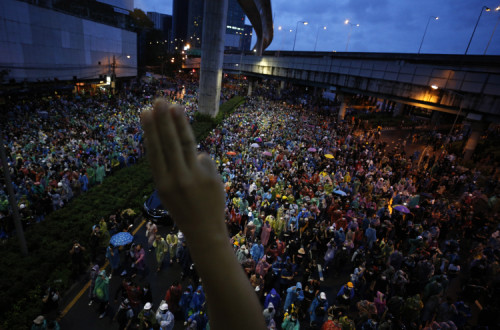 Manifestantes em Banguecoque. Outubro de 2020. Foto de NARONG SANGNAK/EPA/Lusa.