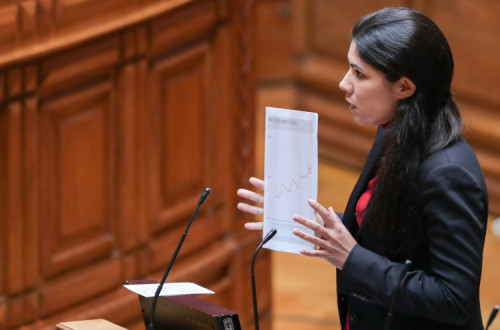 Mariana Mortágua durante o debate orçamental. Foto de Tiago Petinga/Lusa.