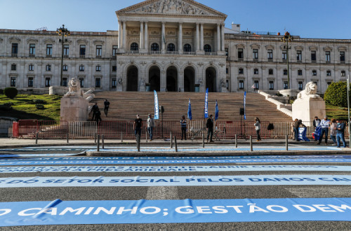Protesto da Fenprof em frente ao Parlamento. Foto de António Cotrim/Lusa.