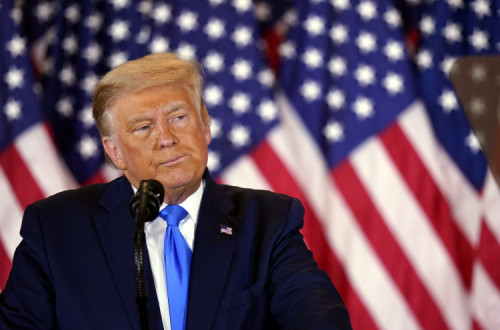 Trump na noite eleitoral a reclamar vitória mas a dizer que está a ser roubado. Foto de CHRIS KLEPONIS/EPA/Lusa.