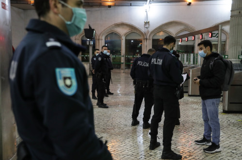 Estado de emergência. Controlo policial na estação do Rossio. Novembro de 2020. Foto de Tiago Petinga/Lusa.