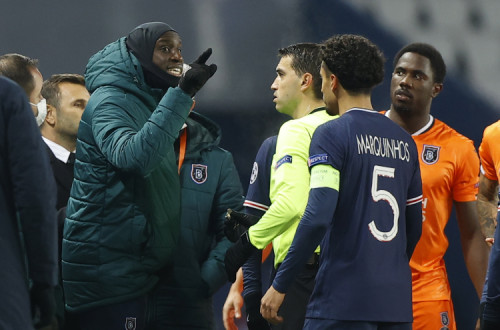 Pierre Achille Webo, treinador adjunto dos turcos do Basaksehir reage a alegado insulto racista durante jogo do grupo H da UEFA Champions League.