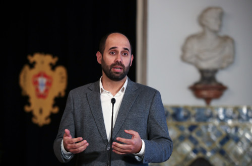 Pedro Filipe Soares ala aos jornalistas após uma audiência com o Presidente da República, Marcelo Rebelo de Sousa sobre a renovação do estado de emergência, no Palácio de Belém.