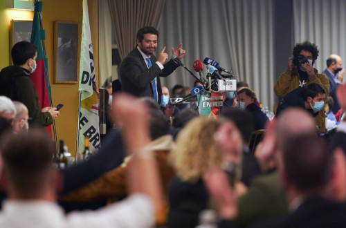 O candidato presidencial da extrema-direita no jantar-comício que violou as normas sanitárias. Foto de HUGO DELGADO/LUSA.