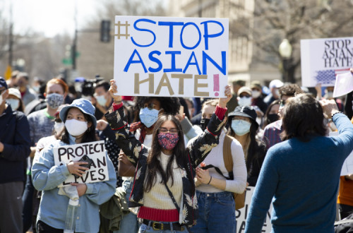 Manifestantes contra o ódio aos asiáticos em Atlanta. Março de 2021. Foto de MICHAEL REYNOLDS/EPA/Lusa.