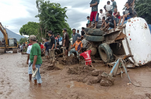 Rescaldo das cheias em Adonara, Indonésia. Foto de ROY RG/EPA/Lusa.