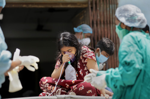 Calcutá, profissionais de saúde recebem uma paciente. Foto de PIYAL ADHIKARY/EPA/Lusa.