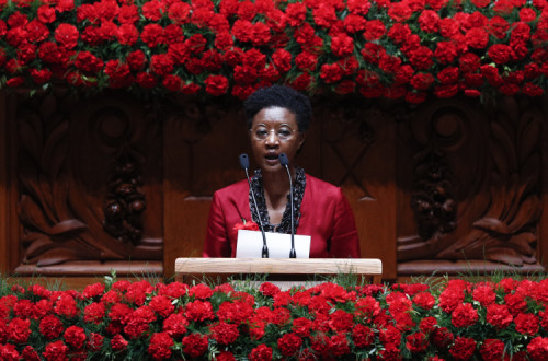 Beatriz Gomes Dias discursa na sessão comemorativa do 25 de Abril. Foto de António Cotrim/Lusa.