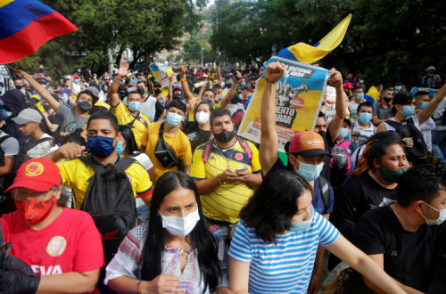 Manifestantes em Cali, Colômbia. Abril de 2021. Foto de Ernesto Guzmán Jr./EPA/Lusa.