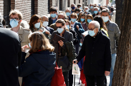 Fila para votar esta manhã em Madrid.