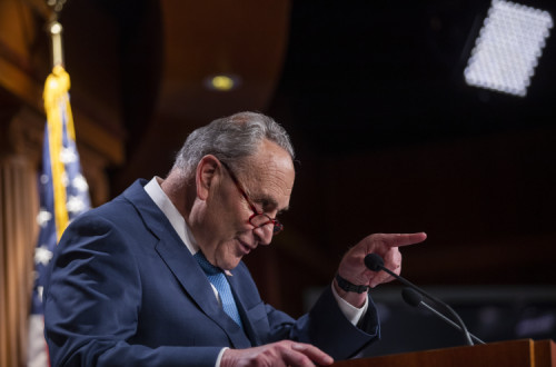 Chuck Schumer, líder democrata no Senado, numa conferência de imprensa sobre a votação da comissão de inquérito. Foto de SHAWN THEW/EPA/Lusa.