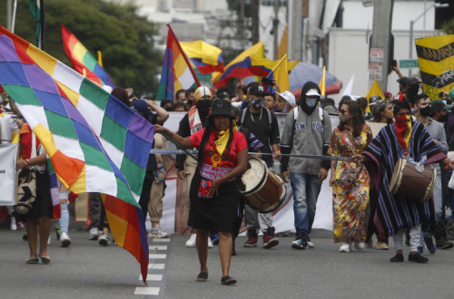 Indígenas na manifestação contra o governo em Medellin. 28 de maio de 2021. Foto de Luis Eduardo Noriega/EPA/Lusa.