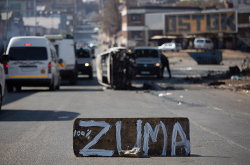 Imagem dos destroços numa rua de Joanesburgo. Foto Kim Ludbrook/EPA