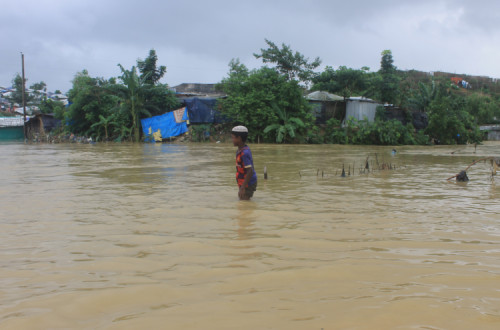 Campo de refugiados Rohingya inundado na região do Bazar de Cox. Foto de TANBIRUL MIRAJ RIPON/EPA/Lusa.