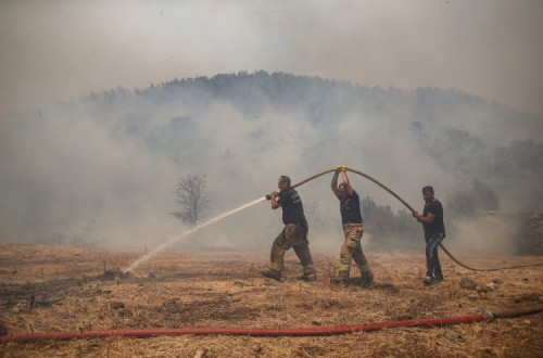 Bombeiros combate incêndio na Turquia. Foto de ERDEM SAHIN/EPA/Lusa.
