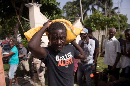 Fila para receber apoio humanitário em Les Cayes, após o terramoto da semana passada.