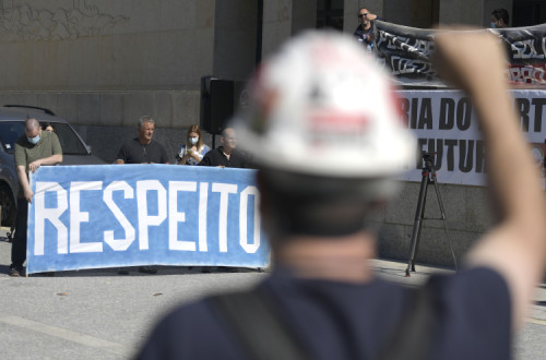 Trabalhador da Petrogal manifesta-se em frente à Câmara de Matosinhos. Foto de FERNANDO VELUDO/LUSA.
