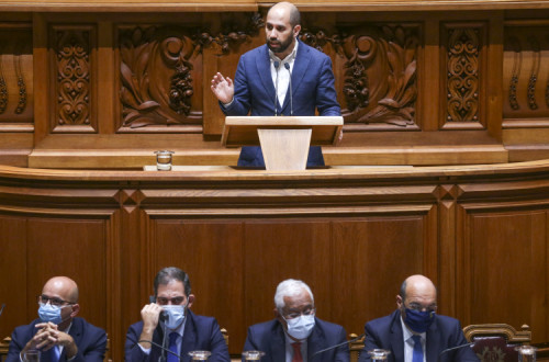 Pedro Filipe Soares durante o debate sobre o Orçamento do Estado para 2022. Foto de Tiago Petinga/Lusa.