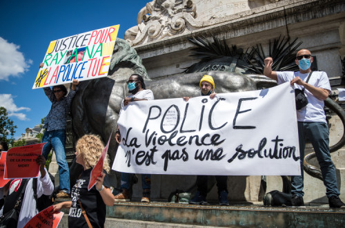 Manifestação contra a violência policial em França. Foto de CHRISTOPHE PETIT TESSON/EPA/Lusa.