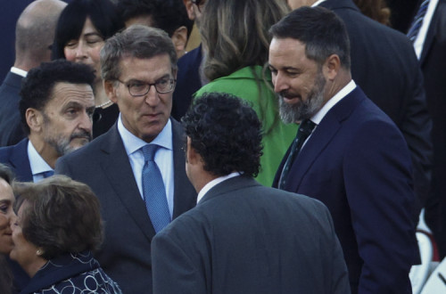 Abascal e Feijóo na parada militar do dia de Espanha. Foto de RODRIGO JIMENEZ/EPA/Lusa.