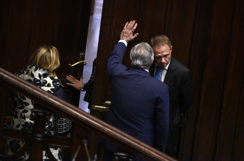 Ministro italiano dos Negócios Estrangeiros, Antonio Tajani, de costas, com Francesco Lollobrigida, ministro da Agricultura, durante a votação de um voto de confiança ao novo governo em outubro de 2022. Foto de Riccardo Antimiani/EPA